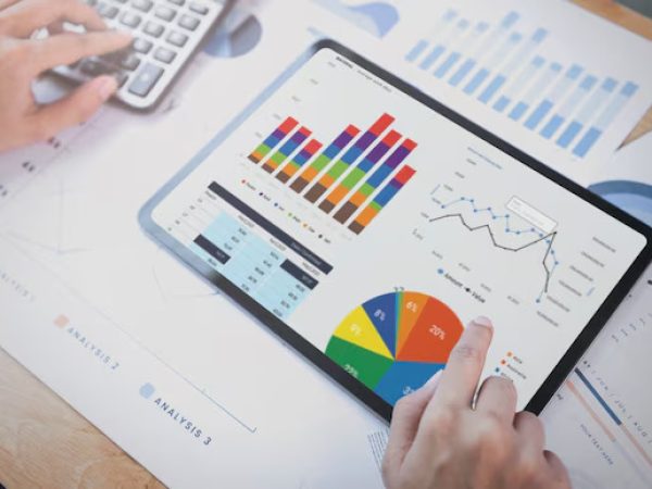 mulher-de-negocios-usando-um-tablet-para-analisar-o-conceito-de-sucesso-de-estatisticas-de-estrategi